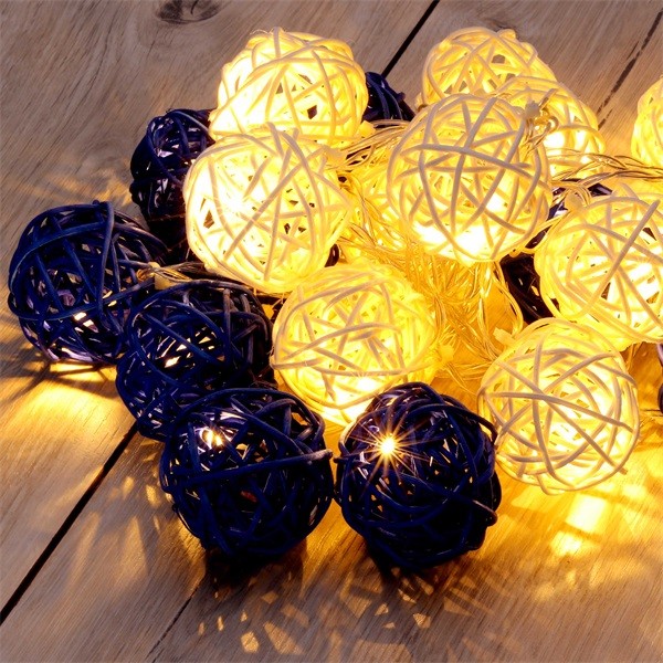 Iris Gömb alakú fonott/rattan/4m/fehér + kék/20db LED-es/3xAA elemes fénydekoráció 