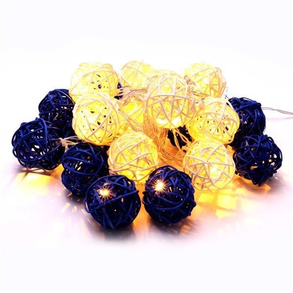 Iris Gömb alakú fonott/rattan/4m/fehér + kék/20db LED-es/3xAA elemes fénydekoráció 