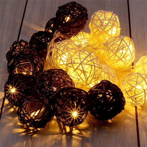 Iris Gömb alakú fonott/rattan/4m/fehér + barna/20db LED-es/3xAA elemes fénydekoráció 